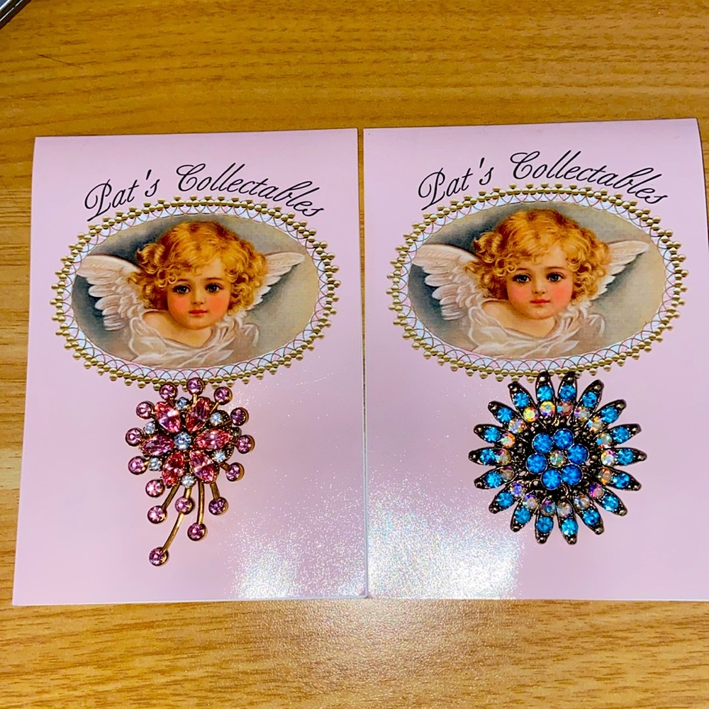 Pair of new women's brooches by pats collectables